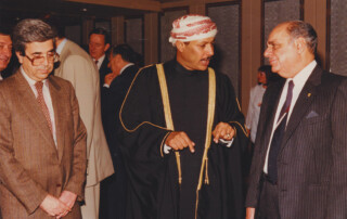 مع عبدالعزيز الرواس وزير الإعلام العماني والسفير السعودي في لندن ناصر المنقور 25-5-1988