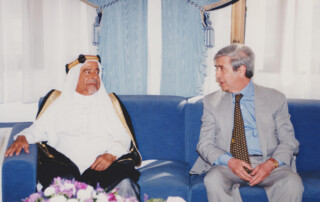 فؤاد مطر في حديث مع الشيخ عيسى بن حمد آل خليفة أمير البحرين -رحمة الله عليه-في ديوانه قبل ربع قرن. فؤاد مطر في حديث مع الشيخ عيسى بن حمد آل خليفة أمير البحرين -رحمة الله عليه-في ديوانه قبل ربع قرن.
