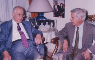 الأستاذ فؤاد مطر مع جاره الرئيس الدكتور سليم الحص في لقاء في منزله الأول عام 2000