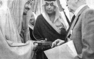 يوم تقديم كتاب قاطرة سلمان إلى خادم الحرمين الشريفين الملك سلمان بن عبد العزيز يوم تقديم كتاب قاطرة سلمان إلى خادم الحرمين الشريفين الملك سلمان بن عبد العزيز