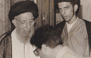 زيارة الأستاذ فؤاد مطر لقراءة الفاتحة أمام ضريح الإمام علي عليه السلام وللسلام على سيد المرجعية محسن الحكيم زيارة الأستاذ فؤاد مطر لقراءة الفاتحة أمام ضريح الإمام علي عليه السلام وللسلام على سيد المرجعية محسن الحكيم