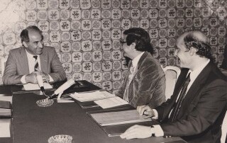في إستمرار كانت لقاءاتي برئيس وزراء تونس محمد مزالي مفعمة بالعفوية من جانبه مازجاً الثقافة بمفردات السياسة في إستمرار كانت لقاءاتي برئيس وزراء تونس محمد مزالي مفعمة بالعفوية من جانبه مازجاً الثقافة بمفردات السياسة