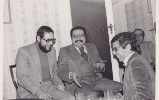 مع الزملاء أسعد المقدم ممثل الجامعة العربية في لندن، والزميل سمير عطالله، والناشر رياض الريس، والناشر التونسي في لندن عفيف بن بدر مع الزملاء أسعد المقدم ممثل الجامعة العربية في لندن، والزميل سمير عطالله، والناشر رياض الريس، والناشر التونسي في لندن عفيف بن بدر