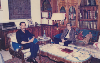 خلال زيارة الأستاذ فؤاد مطر إلى الأستاذ برزان التكريتي في منزله في بغداد- نيسان 1988 موقع الصحافي و المؤلف فؤاد مطر